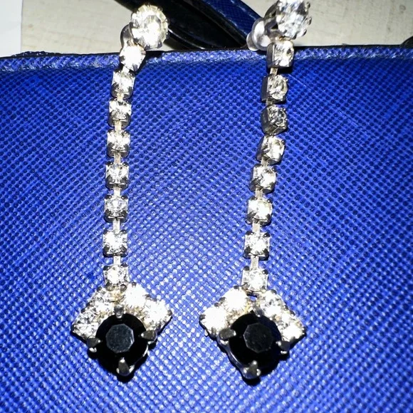 Vintage rhinestone ‘princess style’ 1 7/8” long earrings with black center stone - Picture 3 of 5